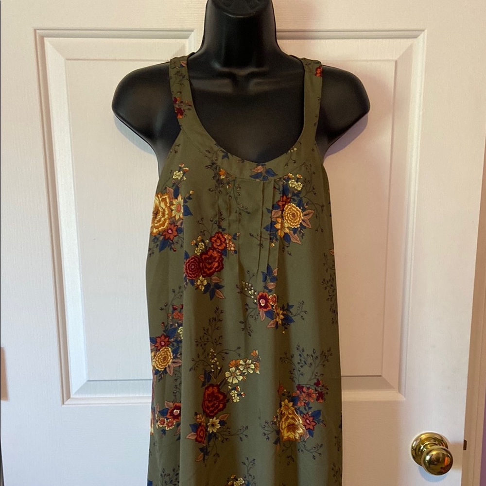 Torrid Size 1
Olive Green Floral Tank Top